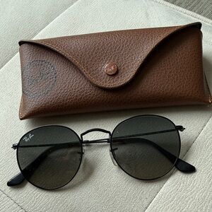 Ray-Ban Classic Black Round Sunglasses with Brown Case